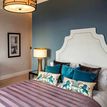 Bedroom with teal cushions and luxury elements